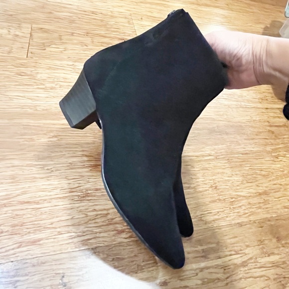 Clarks Shoes - Like New Clarks Teresa Suede Leather Ankle Booties w/ back zipper. Women's 8